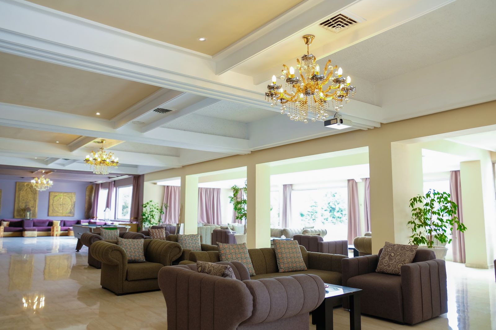 Salon d’hôtel à Agadir utilisé comme base avant les journées Taghazout