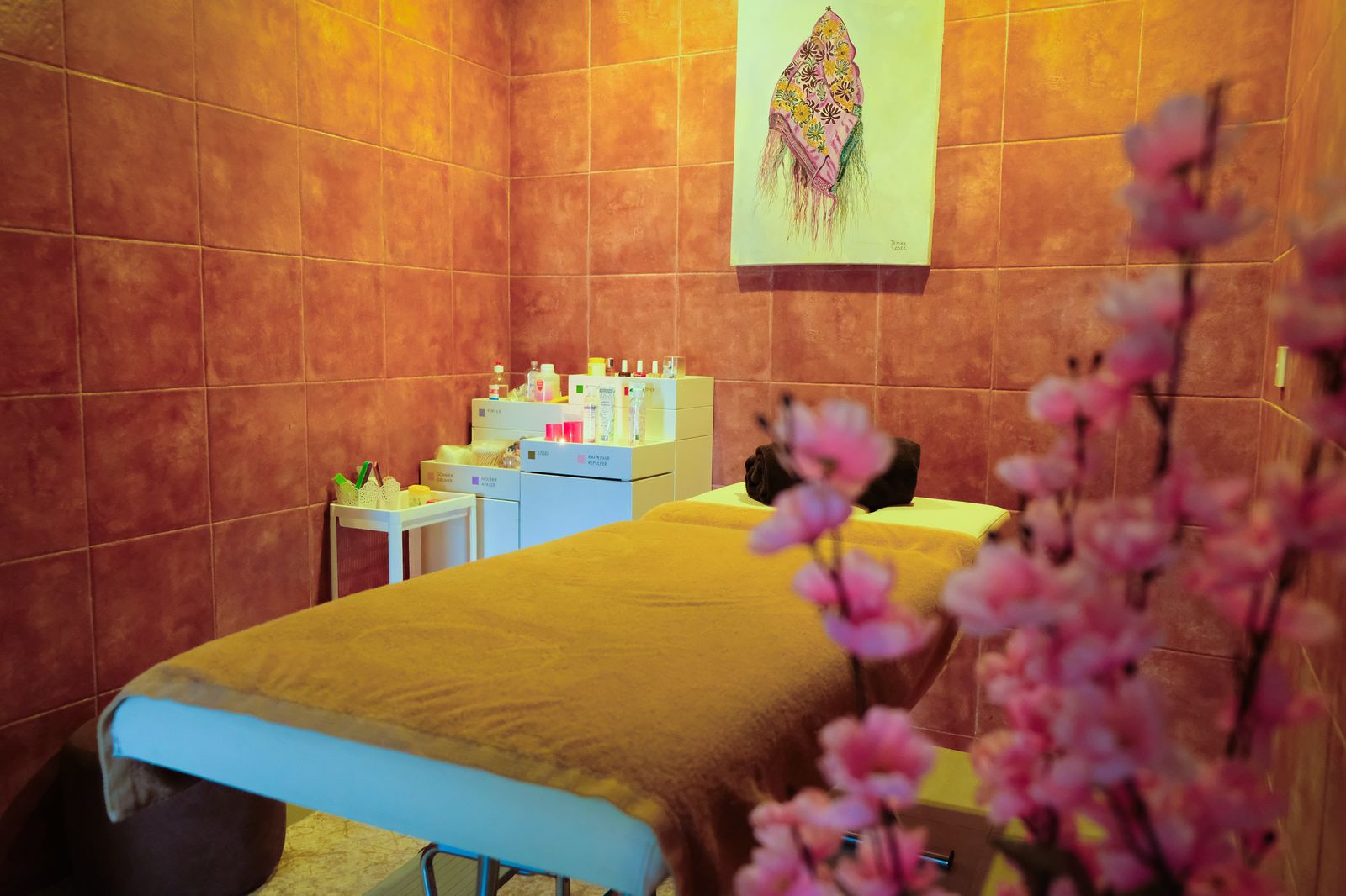 Voyageurs se préparant pour une semaine formule surf et yoga sur la côte de Taghazout