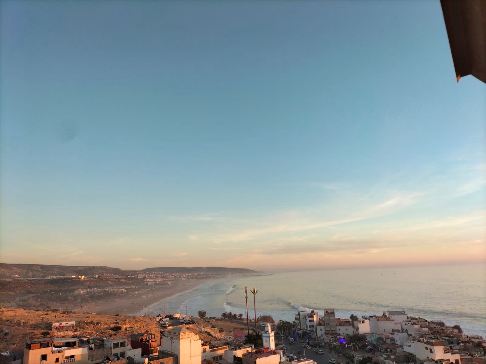 Contexte local marocain près de Taghazout avec ambiance ville et côte