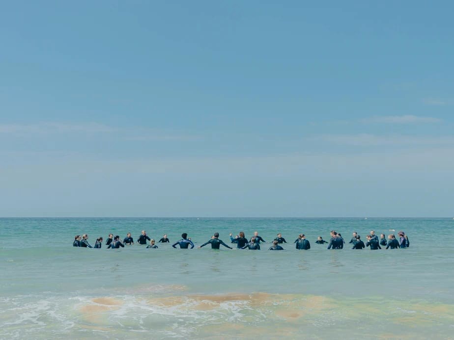 Vue de la côte de Taghazout avec lumière océan et ambiance du village