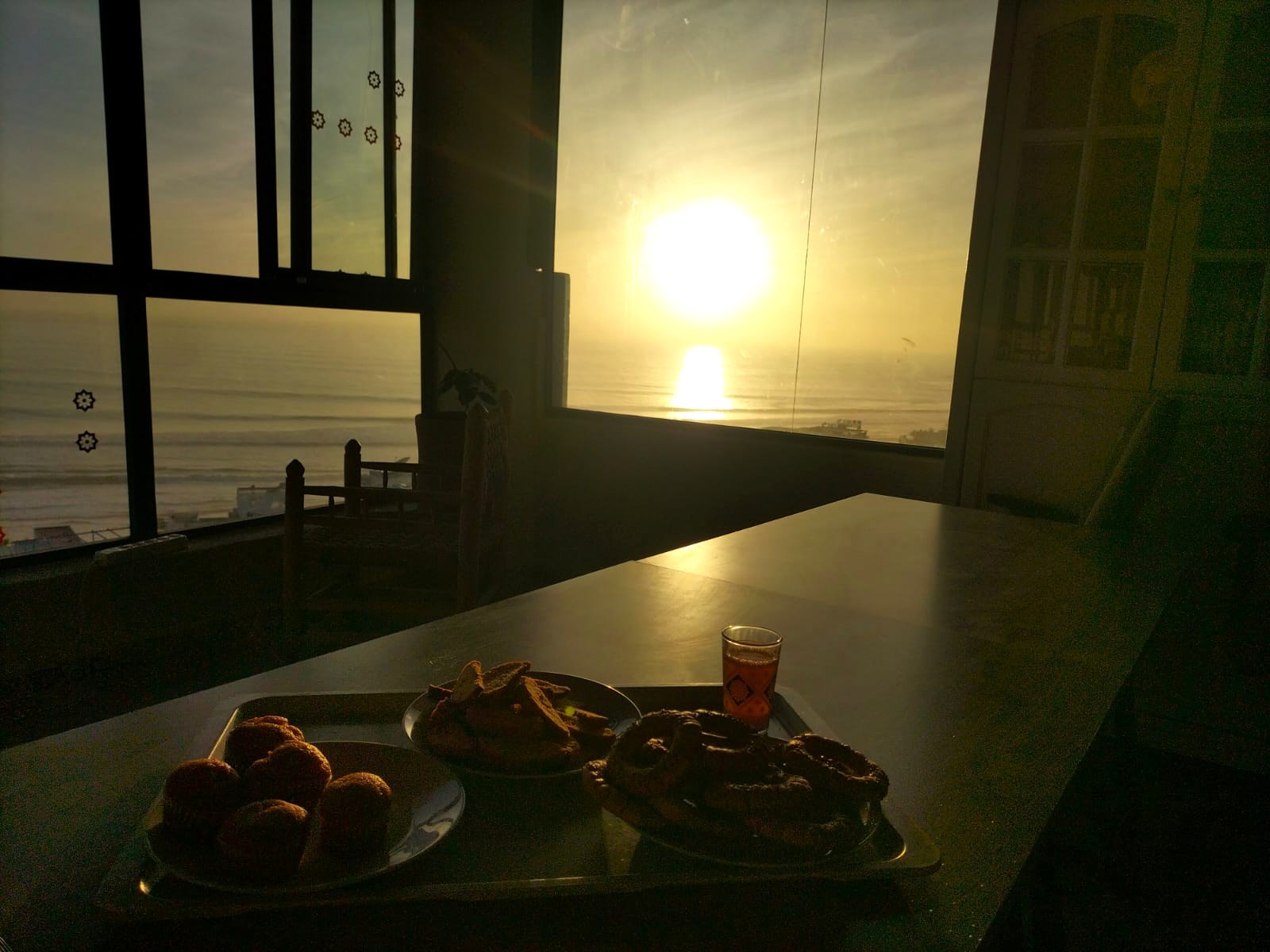 Lumière saisonnière chaude sur la côte de Taghazout pour le contexte meilleure période