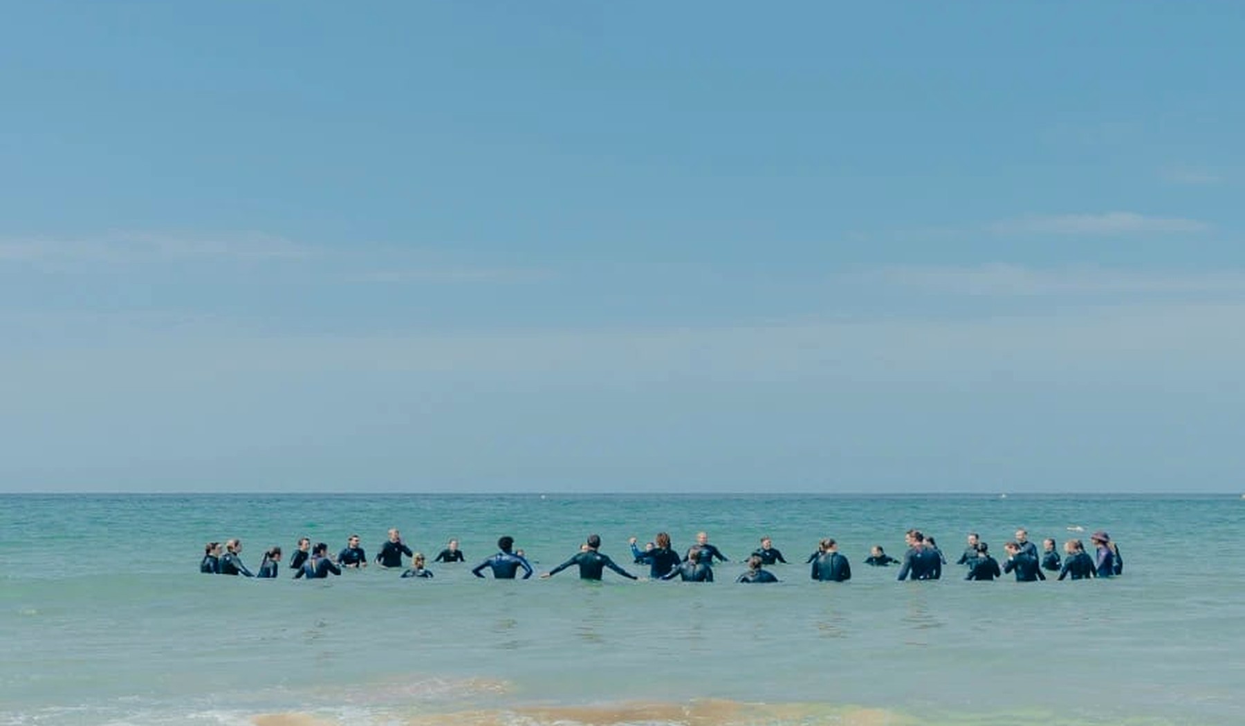 Voyageurs se préparant pour une semaine formule surf et yoga sur la côte de Taghazout