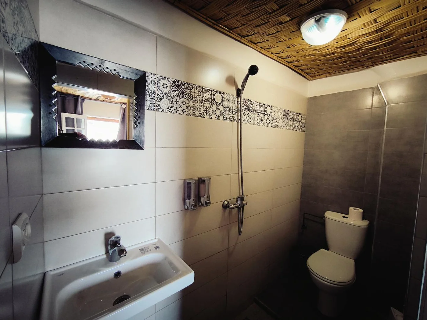 Double Ensuite Room with Outdoor-Facing Window
