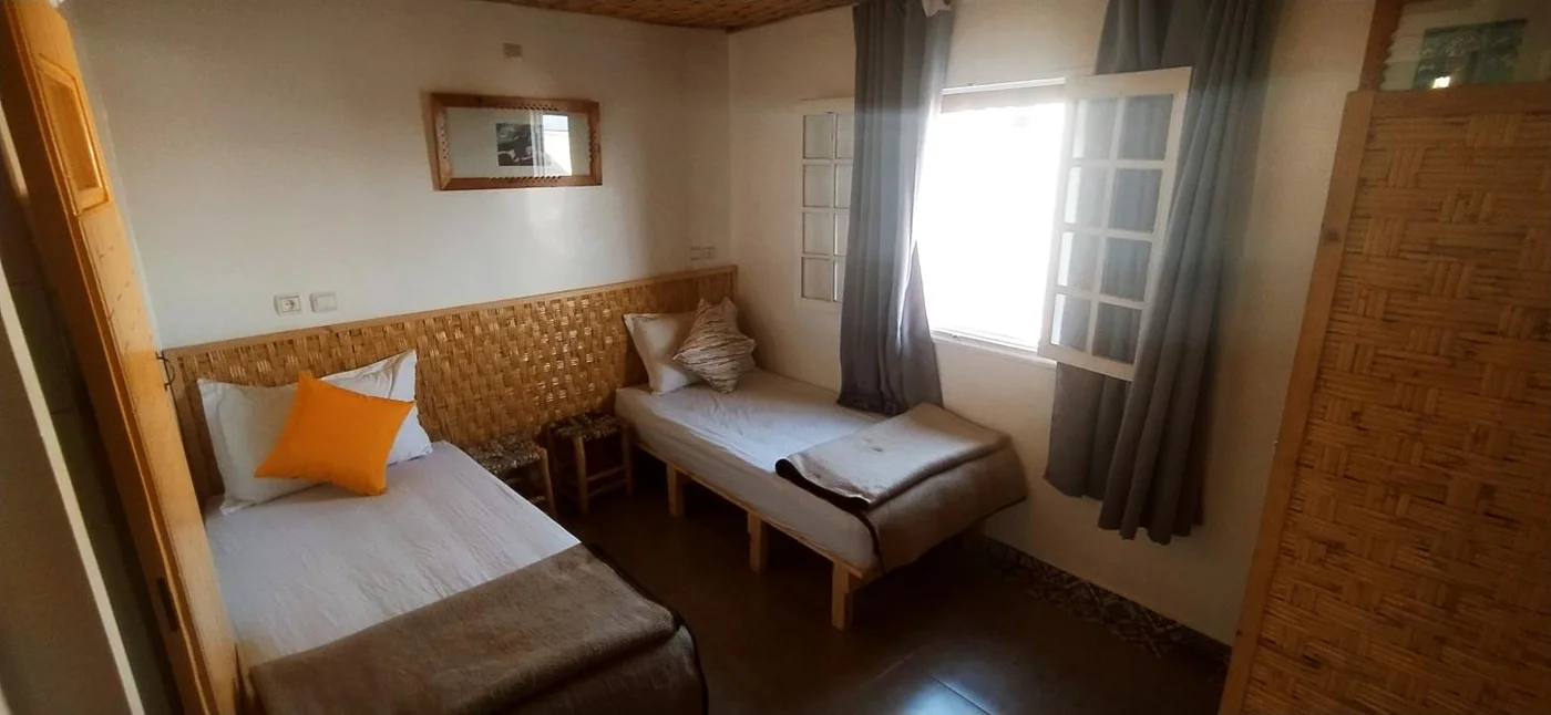 Twin Ensuite Room with Outdoor-Facing Window