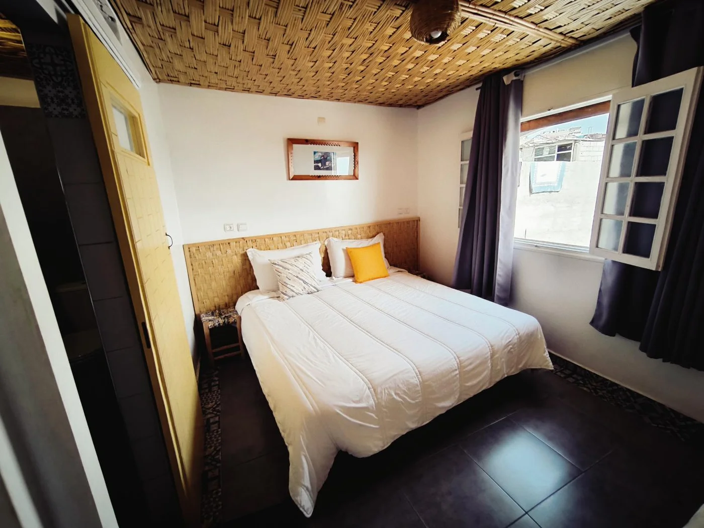 Double Ensuite Room with Outdoor-Facing Window
