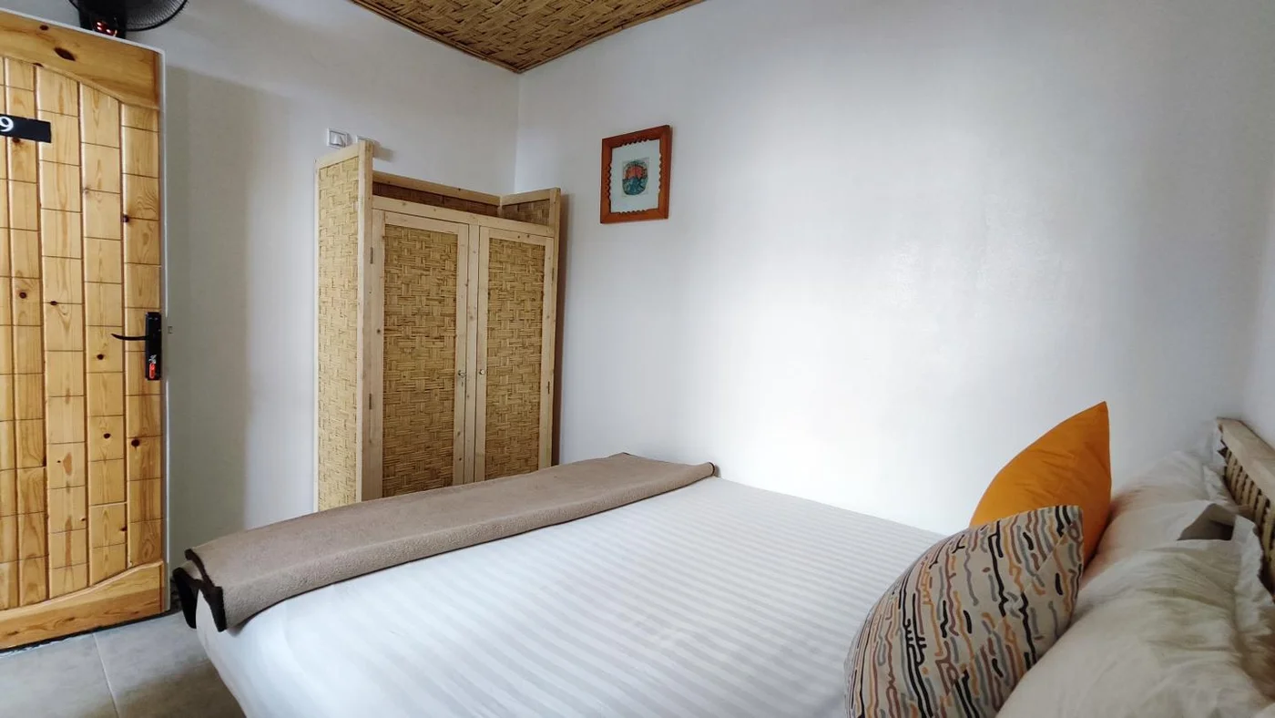 Double Room with Indoor-Facing Window and Shared Bathroom