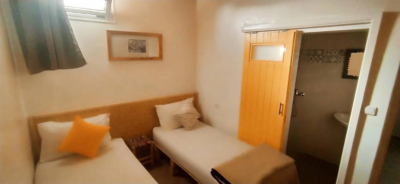 Twin Ensuite Room with Small Outdoor-Facing Window
