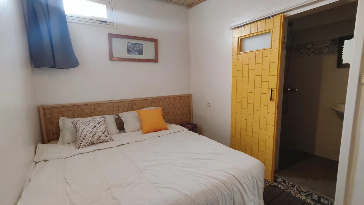 Double Ensuite Room with Small Outdoor-Facing Window